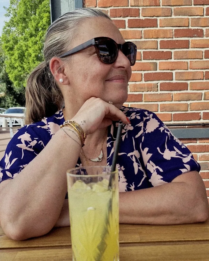 Portrait de Virginie Chevolleau en terrasse
