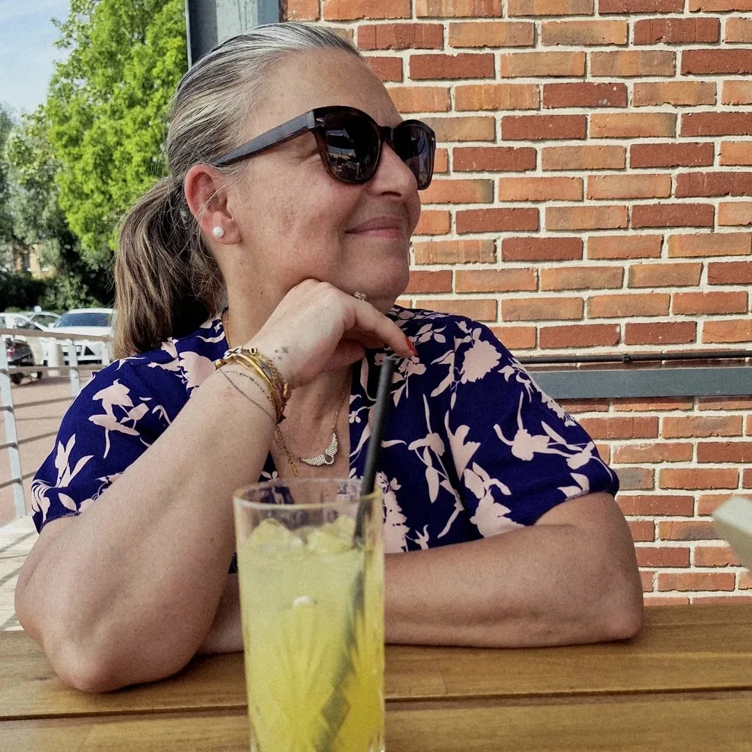 Virginie en terrasse, lunettes de soleil